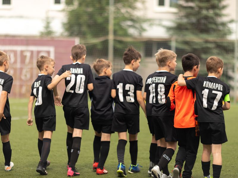 Foto de um torneio de futebol infantil publicada no feed de eventos, com contador 3 de 8 fotos